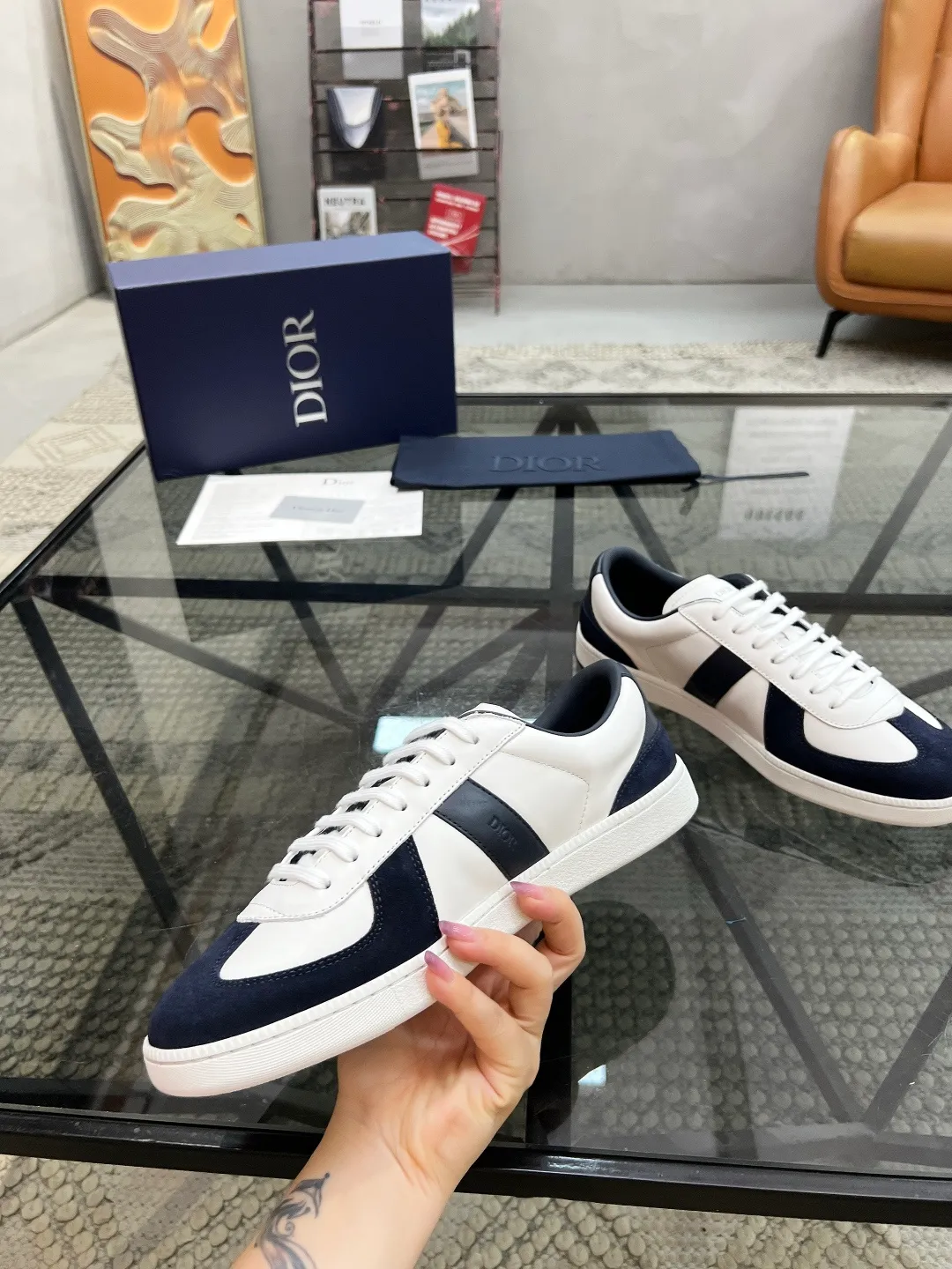 Men's Men's Shoes 💰400【New Style】🍿🍿𝐃𝐢𝐨* — Dior. Dior's new casual sneakers define your fashionable pace. They boldly use innovative technological fabrics to create a futuristic silhouette. The light and breathable mesh material, combined with the unique texture coating process, presents a refreshing visual effect, as if it is a fashion item from the future world. Whether paired with casual outfits or mixed with formal looks, the Dio* D-Sketch sneakers are effortless and add a touch of futuristic style to your overall look. From the streets to the catwalk, it is your indispensable fashion tool. The upper is made of high-tech mesh material, which is light and breathable and fits your feet like a second skin, keeping you dry and comfortable even in the hot summer. The delicate mesh structure gives the shoes a unique visual effect and displays a futuristic aesthetic. Code number: 39-44 (38, 45 customized)